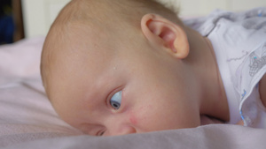 安静可爱的两个月大蓝眼睛的女婴肖像46秒视频
