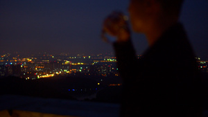 4K实拍孤单男子看夜景喝水视频素材30秒视频