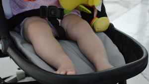 在婴儿马车里玩的时候紧紧系着婴儿腿26秒视频