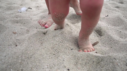 小宝宝学会走路近在咫尺母亲正在教她的孩子在夏天的沙滩视频