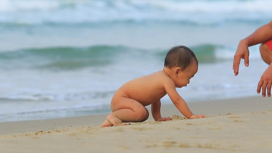 在海滨上爬行的亚洲婴儿视频