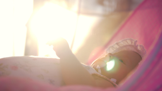 在阳光照耀的阳光下户外女婴视频