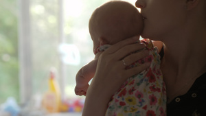 在家与女儿一起爱着和细心的妈妈35秒视频