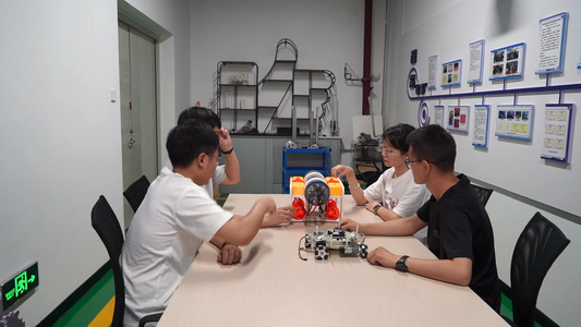 大学智造创新工厂学生交流讨论智能机器视频