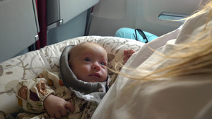 3个月的女婴在飞行中笑着看母亲并看着母亲19秒视频