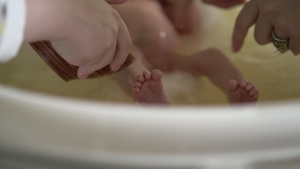 母亲为新生婴儿洗澡13秒视频