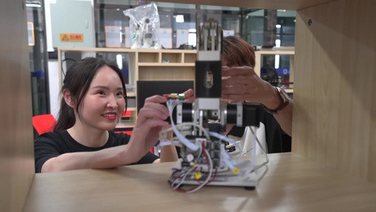 大学智造创新工厂学生操作工业智能机器人视频