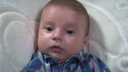 蓝眼睛的新生儿肖像视频