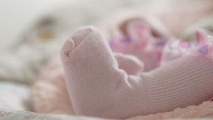 穿粉色袜子的女婴婴儿脚17秒视频