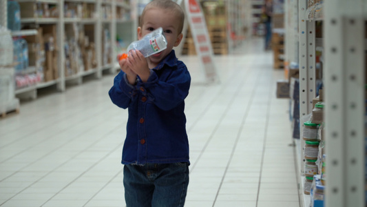 儿童在商店或超市购买婴儿食品视频