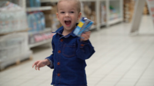 儿童在商店或超市购买婴儿食品8秒视频