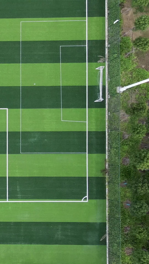 无人机掠过空旷的足球场视频绿茵场30秒视频