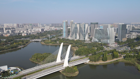 河南郑州龙子湖大桥交通视频航拍视频