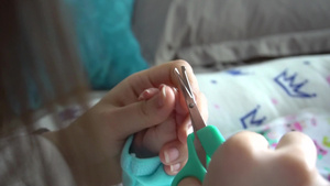 母亲剪新生儿的指甲15秒视频