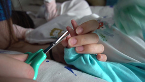 母亲切指甲时新生儿的指甲14秒视频