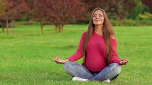 孕妇在草地上冥想15秒视频
