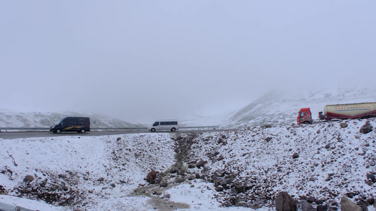 新疆218雪山公路风光视频