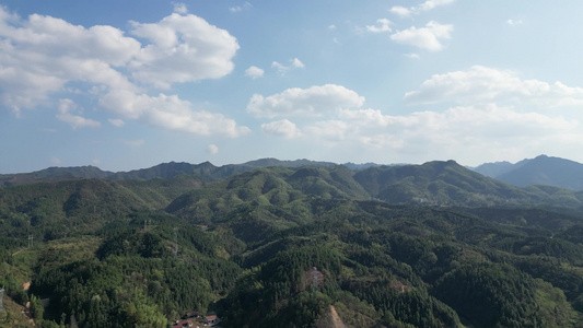 山川丘陵地貌绿色森林美丽乡村航拍视频