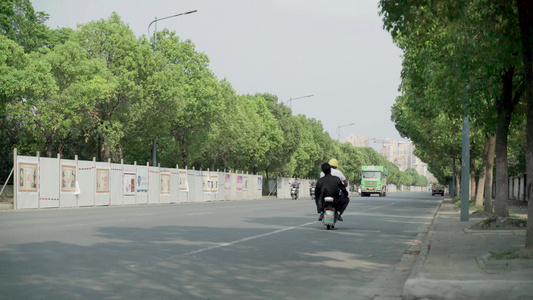 4k-绿色渣土车-道路行驶实拍视频