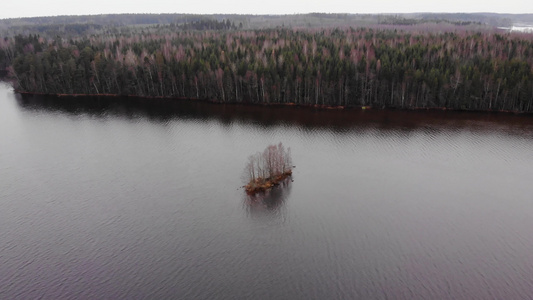 秋天在芬芬兰的湖上小岛上飞行方式视频