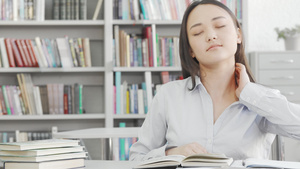 年轻有吸引力的年轻女学生在图书馆学习9秒视频