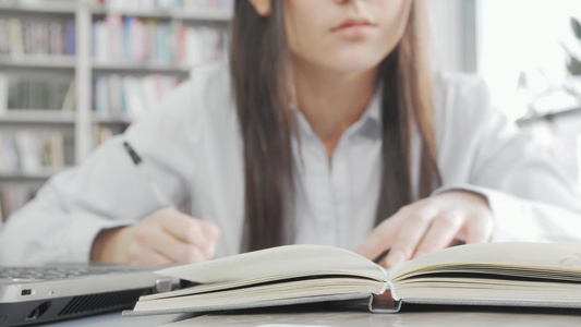 图书馆正在阅读一本女学生书有选择性地关注该书视频