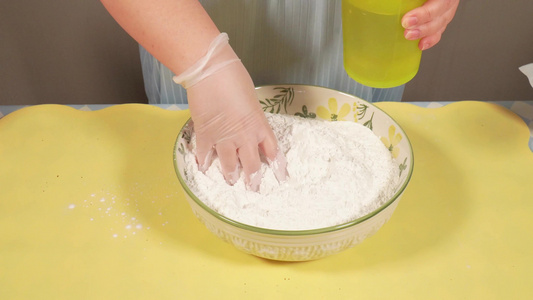 清水加糯米粉和面揉面面粉做汤圆包元宵视频