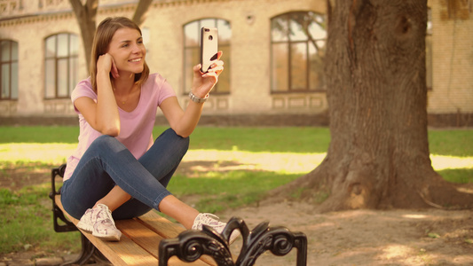 年轻女子在大学附近有视频电话视频