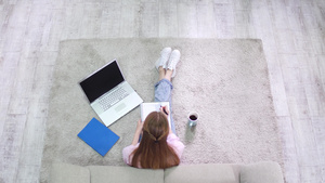上坐在地毯上写笔记本的女孩6秒视频