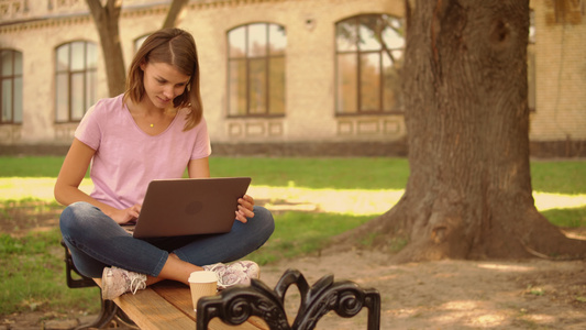在大学附近使用计算机的年轻妇女视频