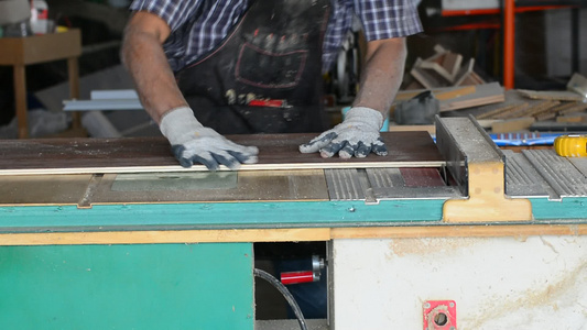 木匠木匠工作切割家具零件刨花板切割刨花板边缘刨花板视频