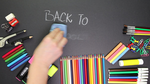 教育学校概念和复制空间在黑板上用白粉写成的校文中女孩13秒视频