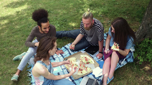 学生在草坪上吃披萨16秒视频