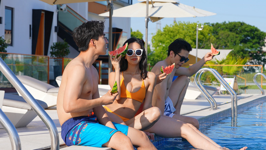 夏日泳池年轻人开心吃西瓜视频