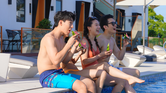 夏日泳池边年轻人开心吃西瓜视频