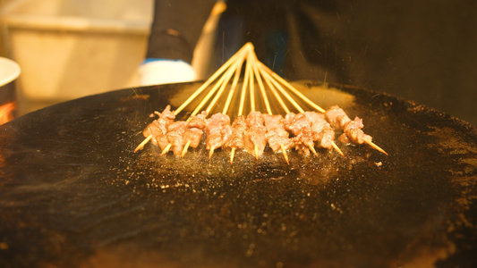 城市宵夜小吃特色美食烧烤羊肉串制作过程4k素材视频