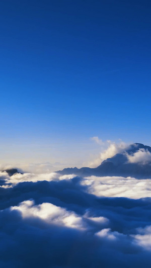 天山山脉山顶云海翻腾延时云雾缭绕19秒视频