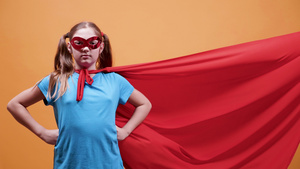 年轻少女带着超英雄斗篷28秒视频