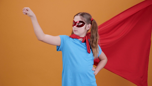 一个少女装扮超级英雄的慢动作拍摄中弹视频