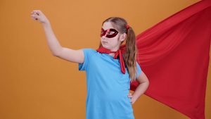 一个少女装扮超级英雄的慢动作拍摄中弹13秒视频