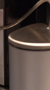 咖啡机制作拿铁咖啡咖啡杯视频