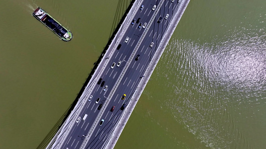 航拍杭州之江大桥上的车流视频