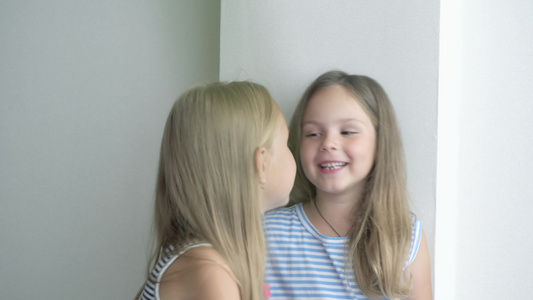 两个小女孩的女朋友说话两个女孩视频