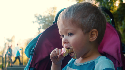 有趣的小孩吃冰淇淋的肖像视频