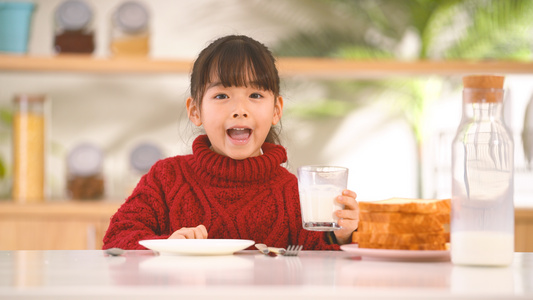 可爱女孩喝牛奶视频