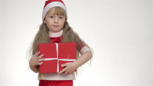 在红盒子里拿着礼物的小孩9秒视频
