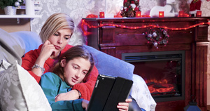 圣诞节当天使用平板电脑为母亲和女儿16秒视频