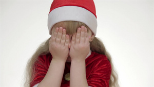 女孩戴着圣诞帽捂脸笑8秒视频