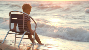 男孩独自坐在椅子上坐着大海21秒视频