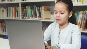 在笔记本电脑上学习的亚洲漂亮小女孩17秒视频